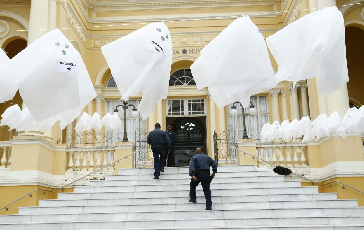 Servidores já penduraram ‘fantasmas’ na entrada da Câmara de Vereadores de Curitiba | Aniele Nascimento/ Gazeta do Povo/