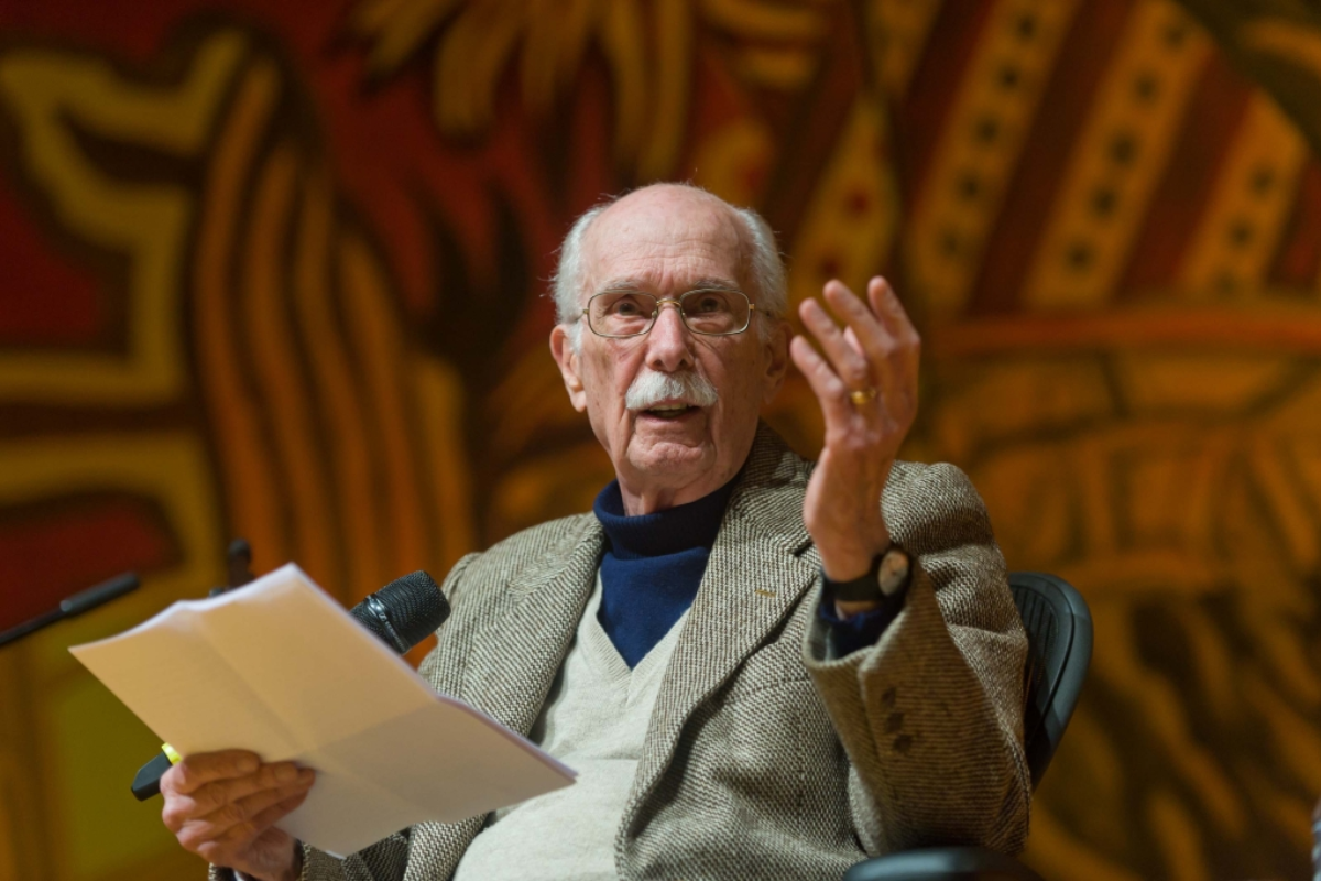 Na mesa de abertura da Flip 2011, o maior ensaísta e crítico literário do país, Antonio Candido, discorre sobre a obra e a personalidade intelectual e artística do escritor Oswald de Andrade, com o qual manteve intenso diálogo literário e pessoal. | WalterCraveiro