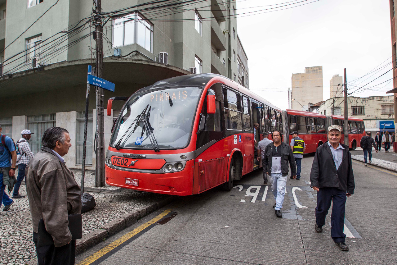 Ônibus chegou a trancar o fluxo de veículos na Pedro Ivo. | Jonathan Campos/Gazeta do Povo