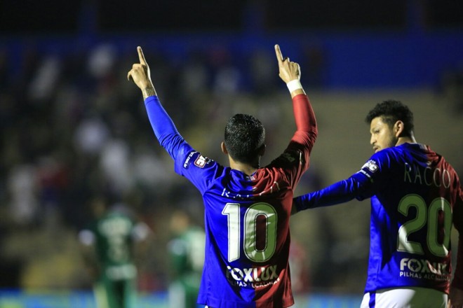 Renatinho agradece o gol que fechou o placar na Vila Capanema: 2 a 0 para o Tricolor. | Marcelo Andrade/Gazeta do Povo