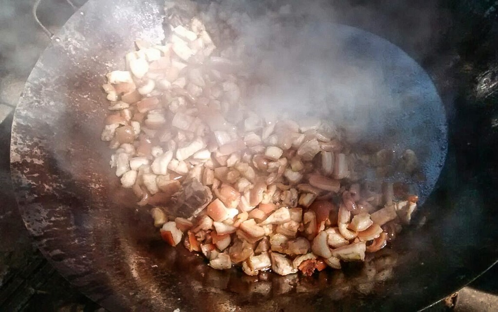 Porco na lata: preparo é feito em caldeirão ou panela até que a camada de gordura cubra a carne