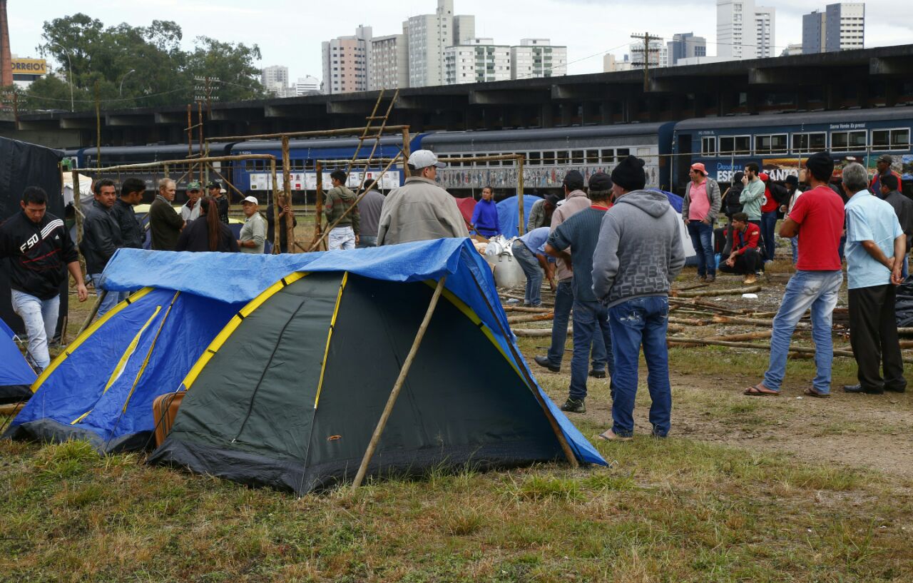 Apoiadores de Lula montaram acampamento em terreno usado como pátio de manobras de trens | Aniele Nascimento/Gazeta do Povo