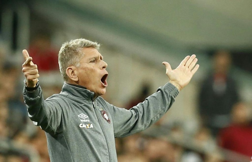 Paulo Autuori grita com o time na derrota para o Grêmio. | Hugo Harada/Gazeta do Povo