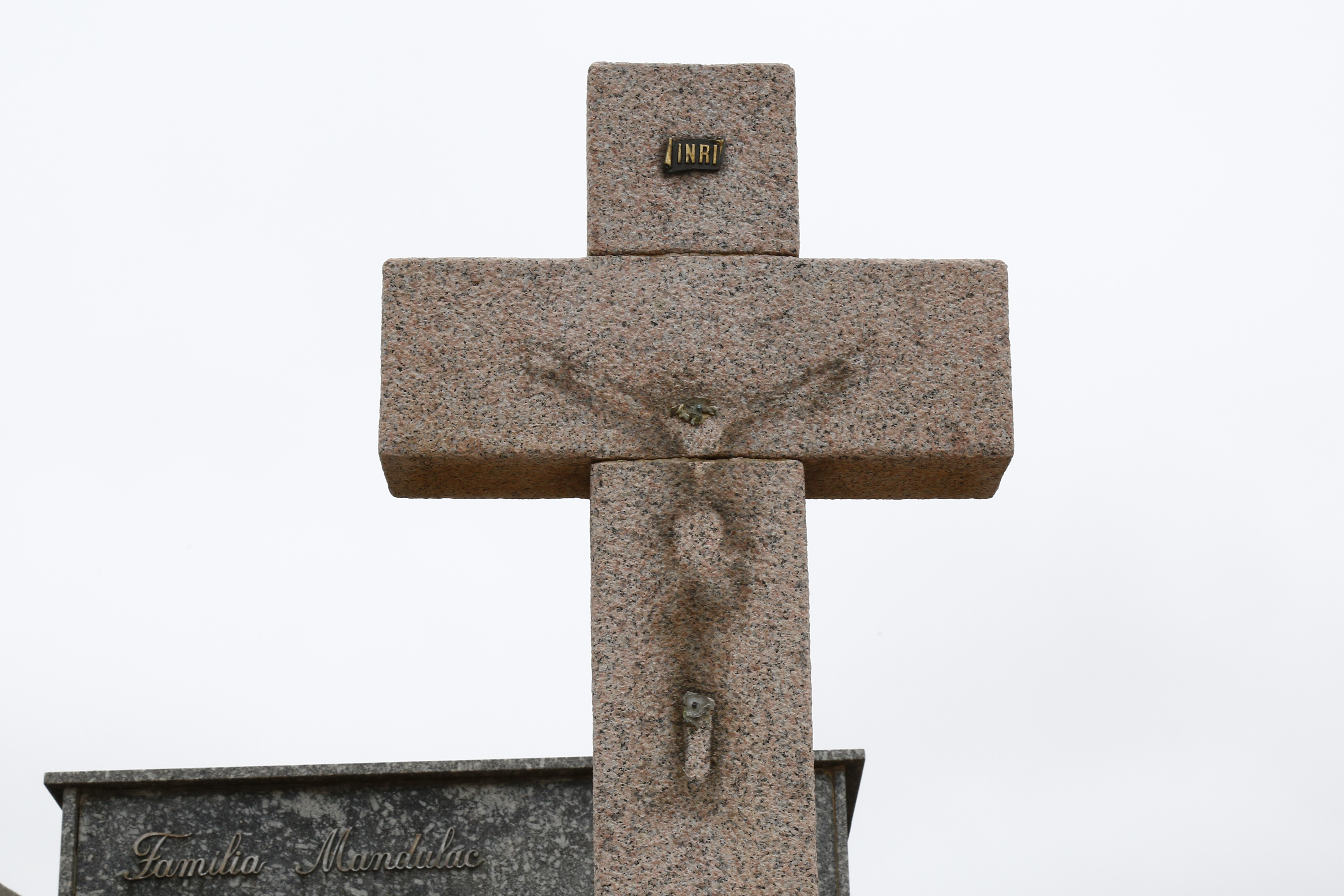 Marca de um dos crucifixos de bronze roubados no Cemitério Municipal: violência assusta os frequentadores. | Aniele Nascimento/Gazeta do Povo