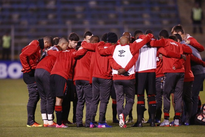 Aquele abraço de união antes de começar a luta por uma vaga nas oitavas de final da Libertadores. | Jonathan Campos– enviado especial/Gazeta do Povo