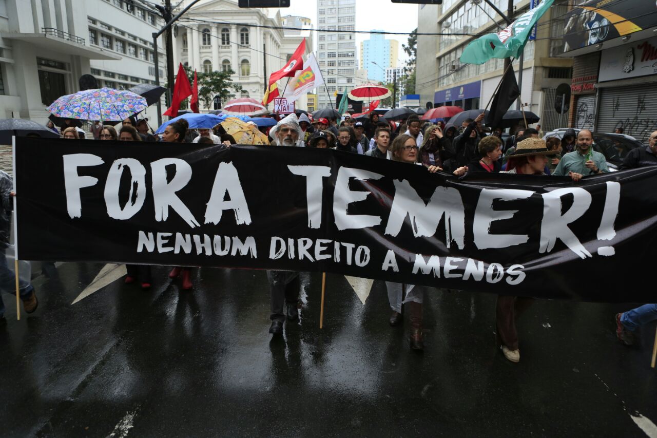 Manifestantes fizeram passeata pelo Centro de Curitiba neste domingo (21) | Marcelo Andrade/ Gazeta do Povo/Marcelo Andrade Gazeta do Povo