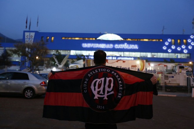 Estádio da Universidad Católica ao fundo e o símbolo do Atlético na bandeira do torcedor em destaque. Foi o décimo jogo do Furacão nesta Libertadores. | Jonathan Campos – enviado especial/Gazeta do Povo