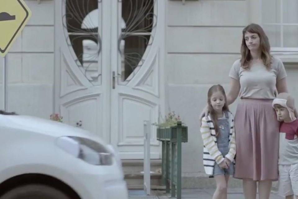O Volkswagen up!, apesar de não identificado no clipe, é zombado pela Renault. |