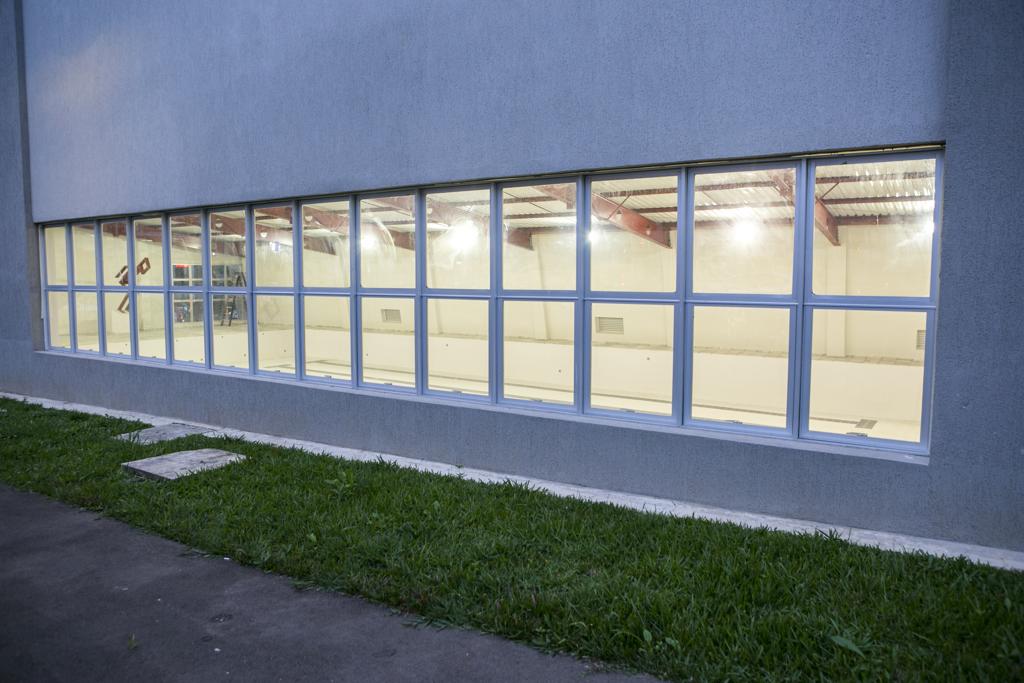 Piscina da Praça Oswaldo Cruz agora é coberta e, quando reaberta, poderá ter aquecimento vindo do Shopping Curitiba. | Marcelo Andrade/Gazeta do Povo