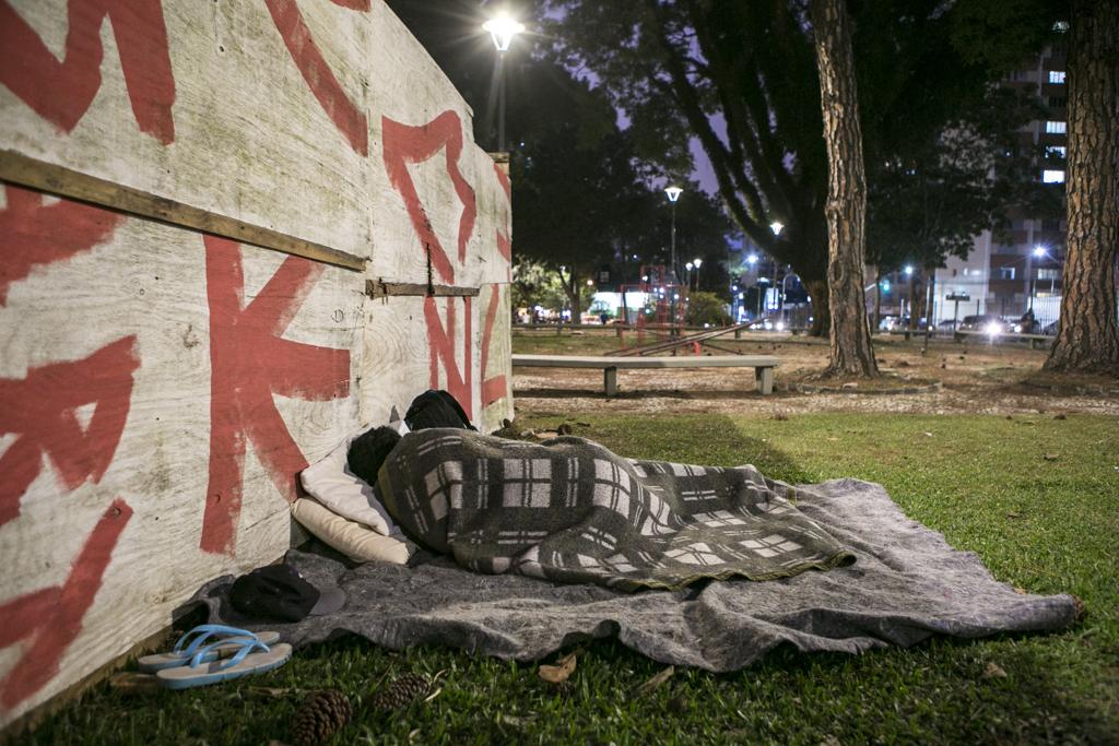 Morador de rua dorme na Praça Oswaldo Cruz: demora nas obras gerou nos usuários a sensação de abandono do local. | Marcelo Andrade/Gazeta do Povo