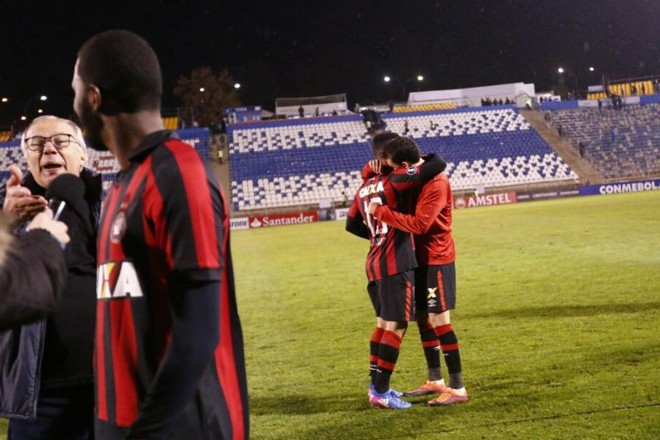 Festa atleticana no gramado do San Carlos Apoquindo. | Jonathan Campos –enviado especial/Gazeta do Povo
