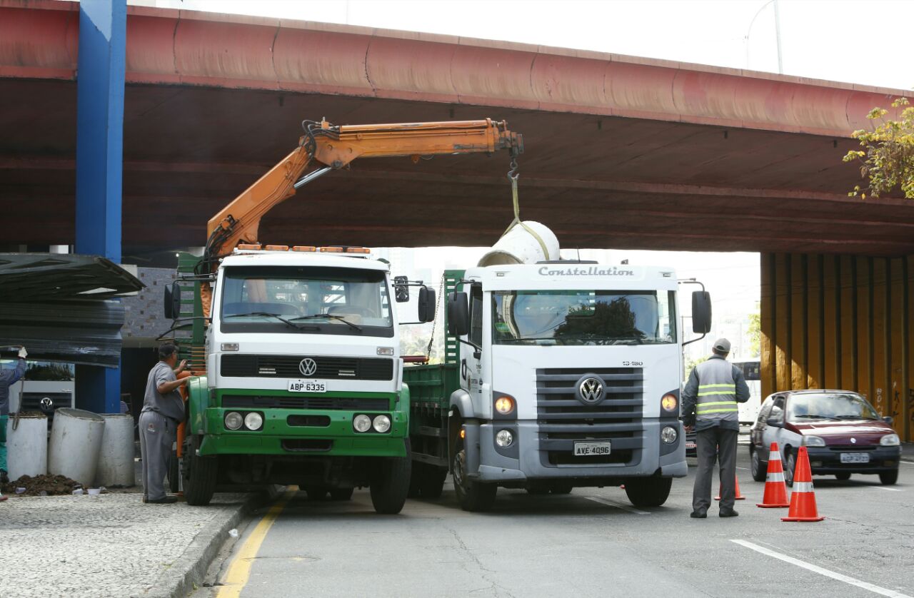 Agentes da Setran orientam motoristas que passam pelo viaduto do Capanema | Aniele Nascimento/Gazeta do Povo