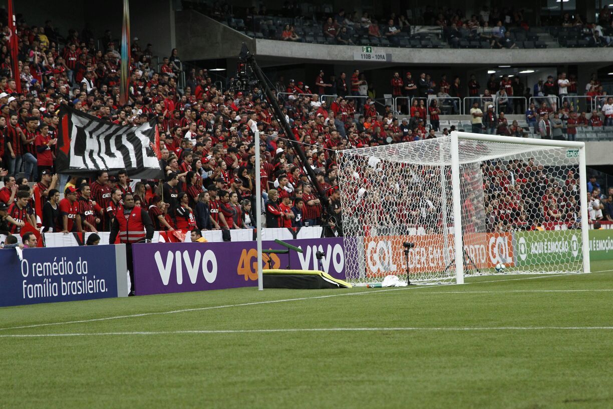 Faixa orientando os atacantes a fazer gol na Arena da Baixada. | Jonathan Campos/Gazeta do Povo