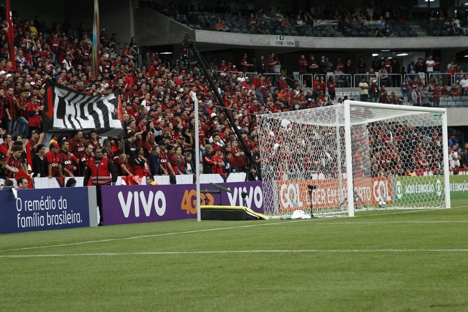 Torcida do Atlético cria faixa para orientar os atacantes a fazer gol na Arena Faixa orientando os atacantes a fazer gol na Arena da Baixada. | Jonathan Campos/Gazeta do Povo