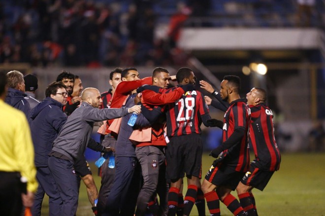 Festa animada do Atlético no campo da Universidad Católica. Primeiro entre os jogadores e a comissão técnica; depois, até o presidente entrou em campo para festejar a vaga como segundo colocado do Grupo 4. Vai ter Furacão nas oitavas de final. | Jonathan Campos – enviado especial/Gazeta do Povo