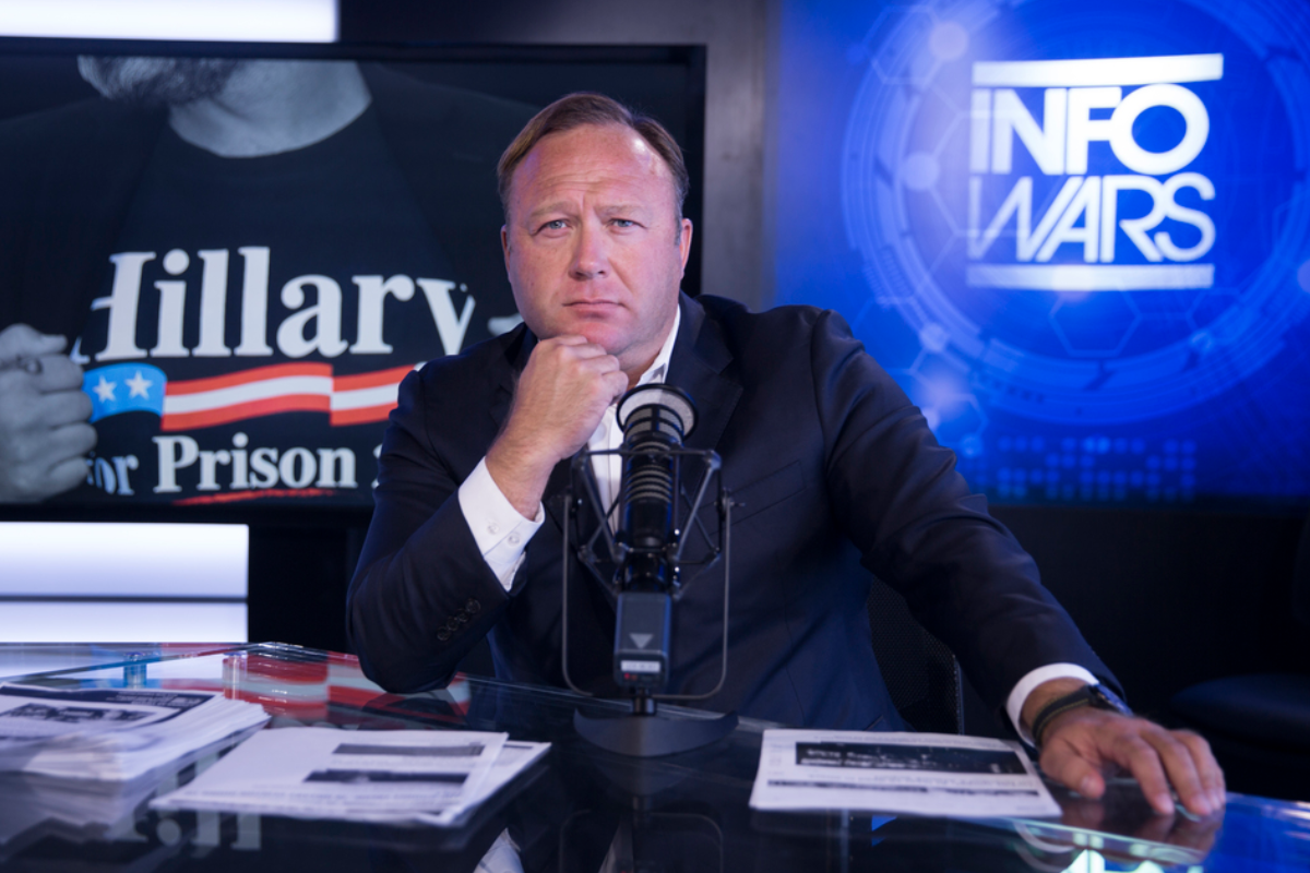 O programa de rádio de Jones é transmitido por cerca de 160 estações. Ele obteve 1,3 bilhão de visualizações no YouTube. | Divulgação