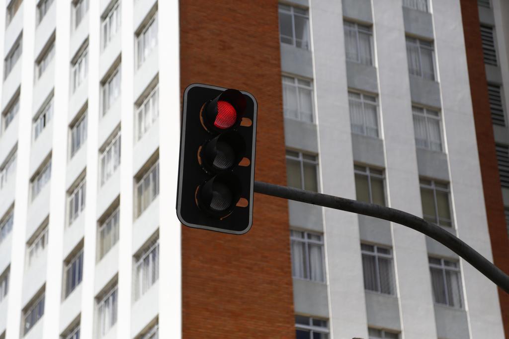 Desligamento de semáforos ocorre durante a tarde no cruzamento das ruas Padre Agostinho e Euclides da Cunha | Henry Milleo/Gazeta do Povo