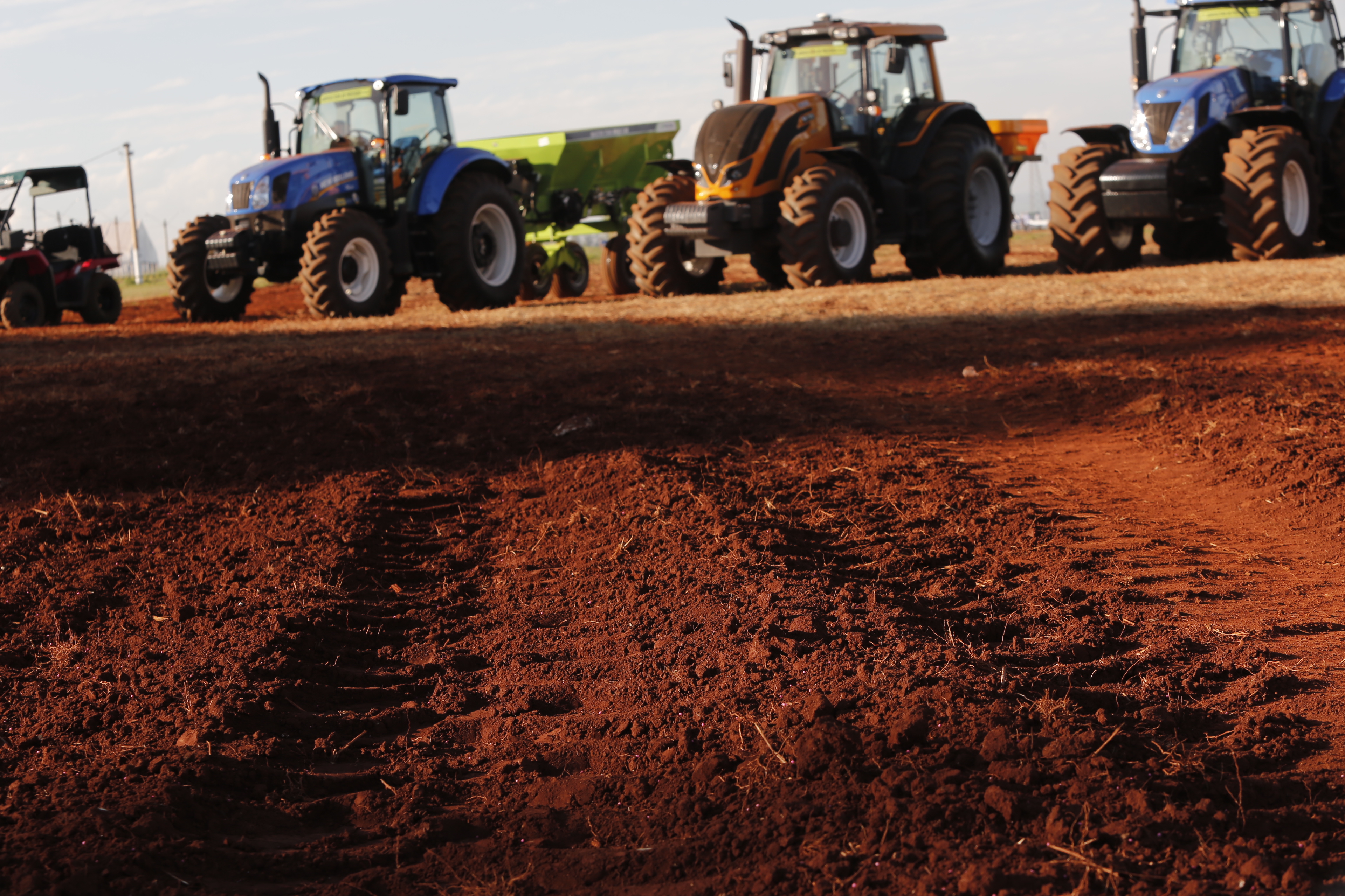 A aposta é na safra recorde de grãos, que, conforme o Indicador Brasil da Expedição Safra, deve ultrapassar 217 milhões de toneladas, além da necessidade de renovação da frota. | Divulgação Agrishow/Ofício da Imagem