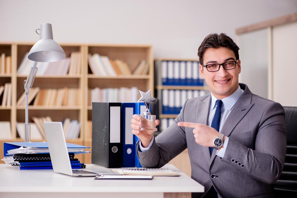 Como lidar com a nova estrela contratada para a equipe? Se você é esse superstar, lembre-se de ser um bom membro da equipe. Ninguém faz uma empresa sozinho. | Bigstock/