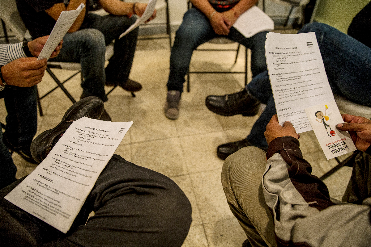 Sessão de aconselhamento para homens discute o machismo arraigado na sociedade mexicana. Nos últimos anos, tem crescido o índice de violência contra as mulheres | ADRIANA ZEHBRAUSKASNYT