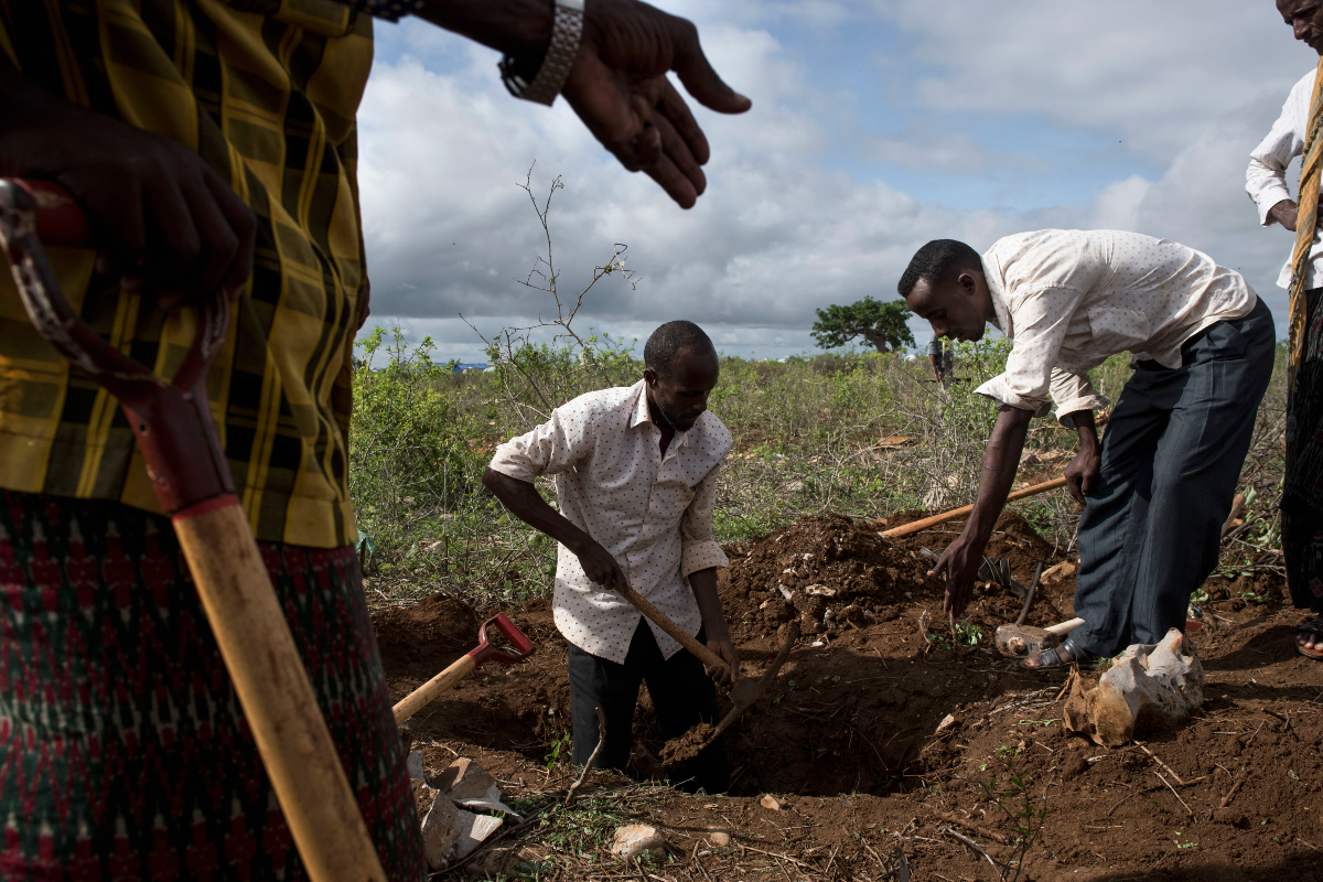 Homem faz uma cova para Nur Bashir, de quatro anos, no campo de refugiados de Mogor I Maanyi, em Baidoa, Somalia. Nur morreu das complicações decorrentes da cólera | Andrew Renneisen/The Washington Post