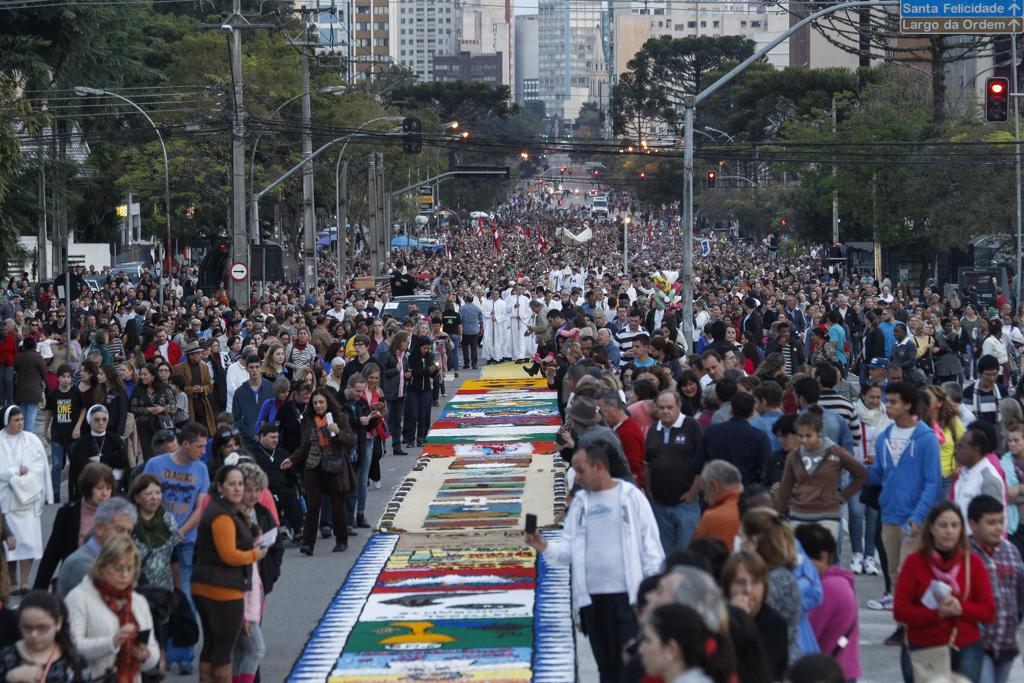 Feriado católico, Corpus Christi também tem programação religiosa que gera bloqueios em ruas de Curitiba | Daniel Castellano/Gazeta do Povo