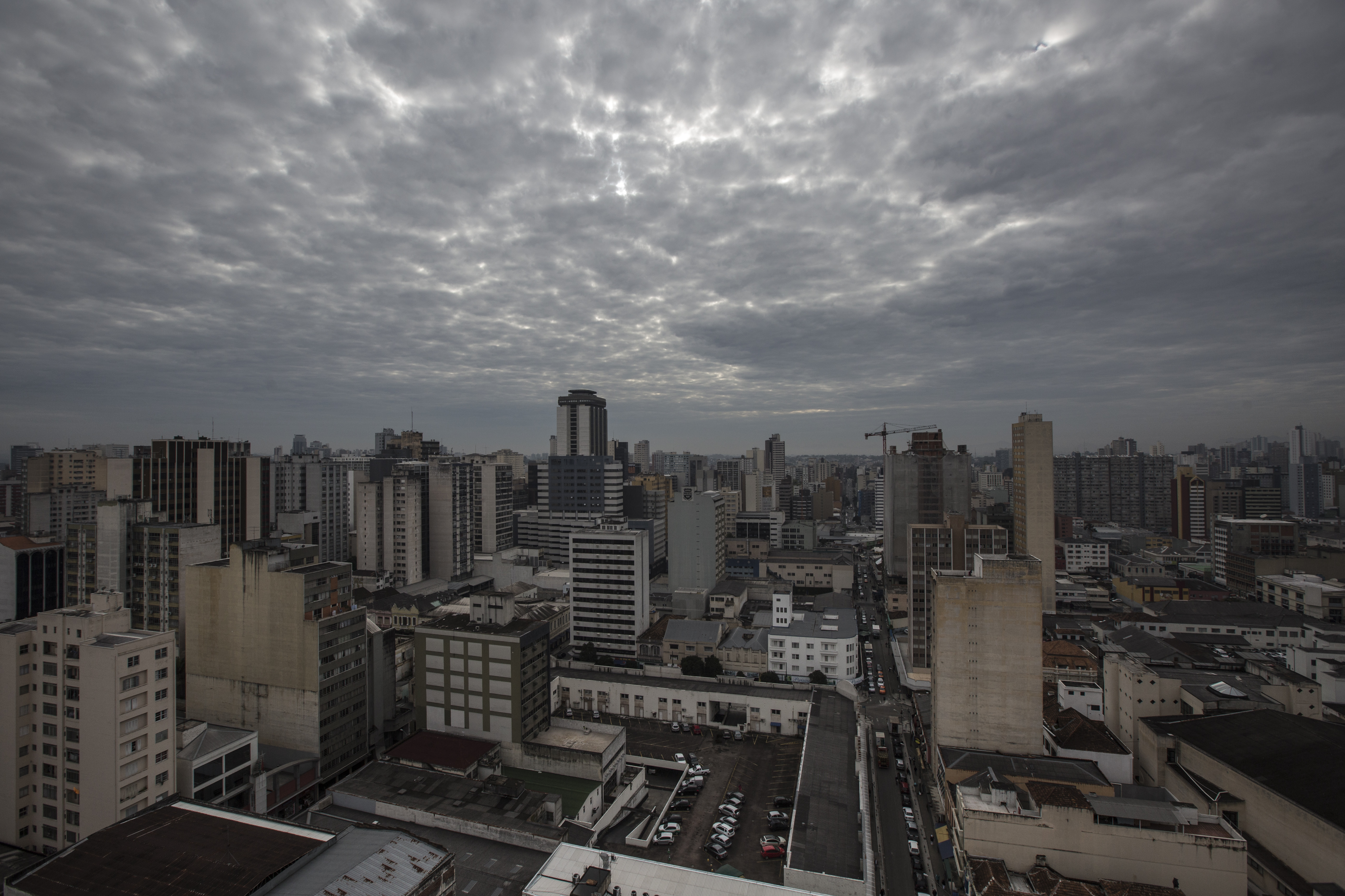 Fim de semana será de tempo nublado e chuva no domingo | Brunno Covello/Gazeta do Povo
