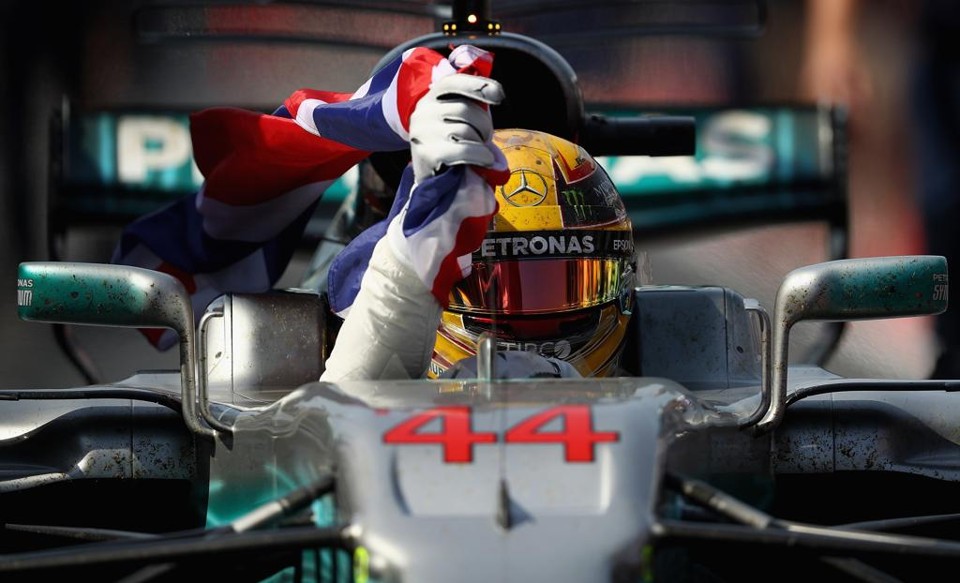 Hamilton vence GP do Canadá e toma champagne com “Professor Xavier” Hamilton comemora a vitória no GP do Canadá | CLIVE MASON/AFP
