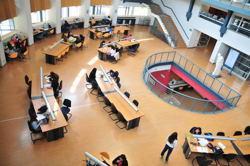 Educação chilena é a melhor da América Latina com modelo oposto ao do Brasil Uma das bibliotecas da Universidade do Chile: educação pública, mas não gratuita | Reprodução / Universidad de Chile