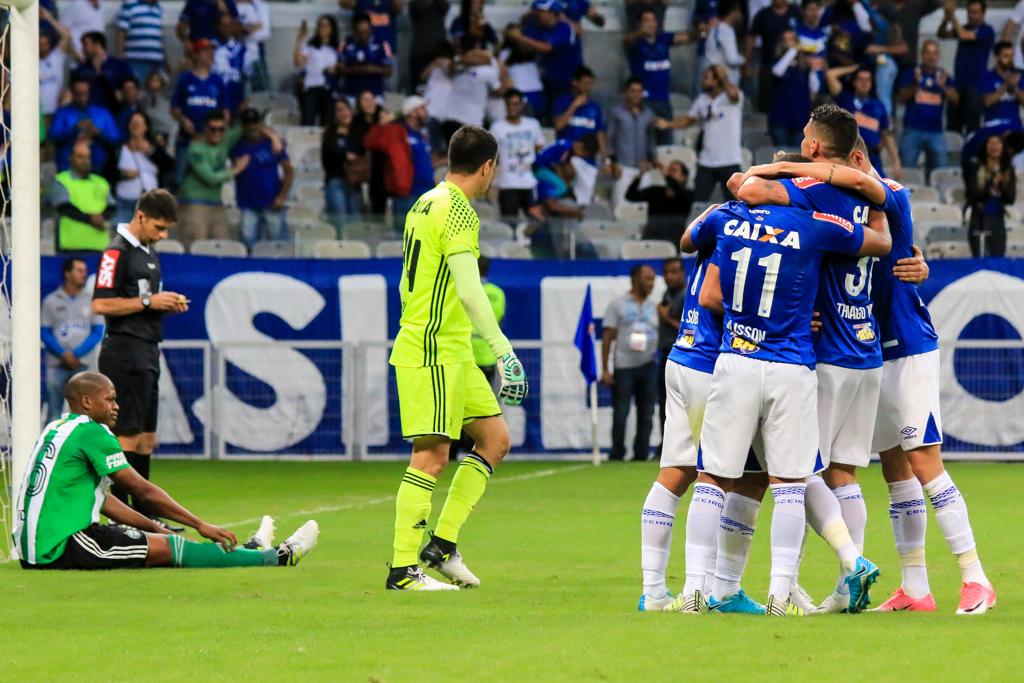 Cruzeiro comemora gol de Thiago Neves. Para Pachequinho, depois do placar aberto o Coritiba não conseguiu se encontrar no jogo | Dudu Macedo/Estadão Conteúdo