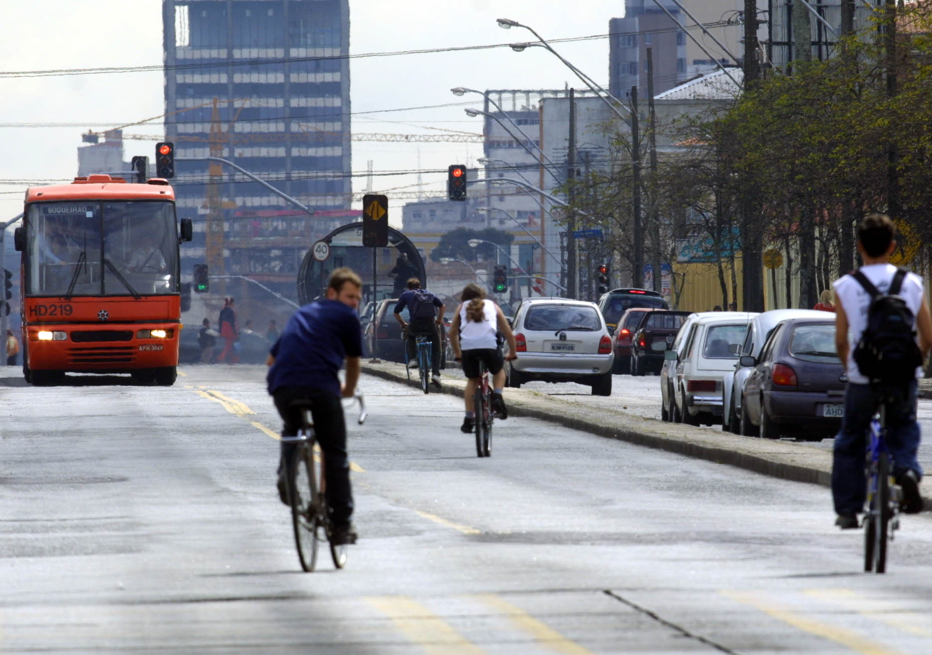Bicicletas dividem canaleta com ônibus em Curitiba | Marcelo Elias/Gazeta do Povo