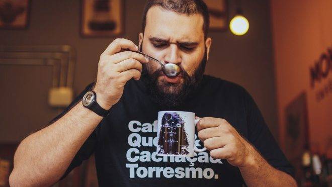 Hugo Rocco durante cupping, processo de degustação de cafés especiais