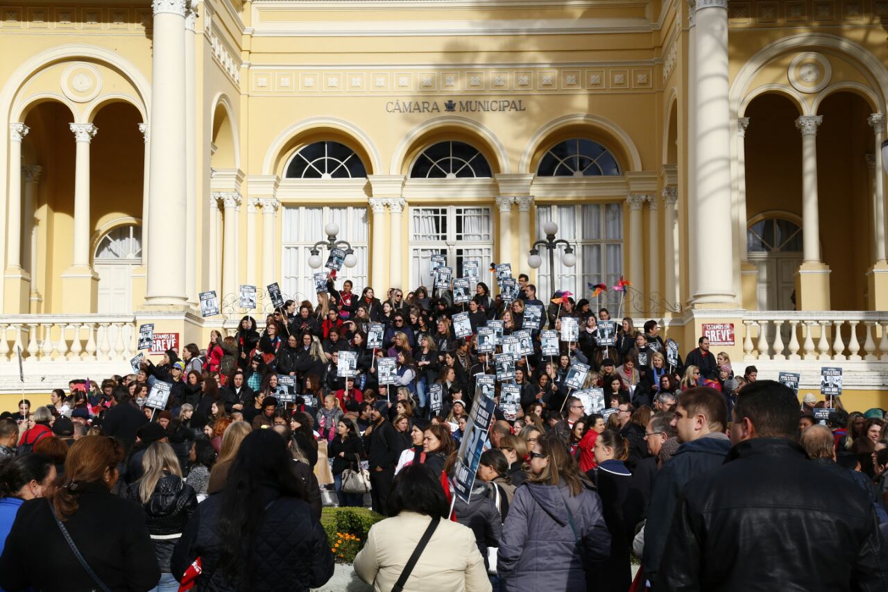 Servidores fazem concentração na Câmara de Vereadores | Aniele Nascimento/Gazeta do Povo