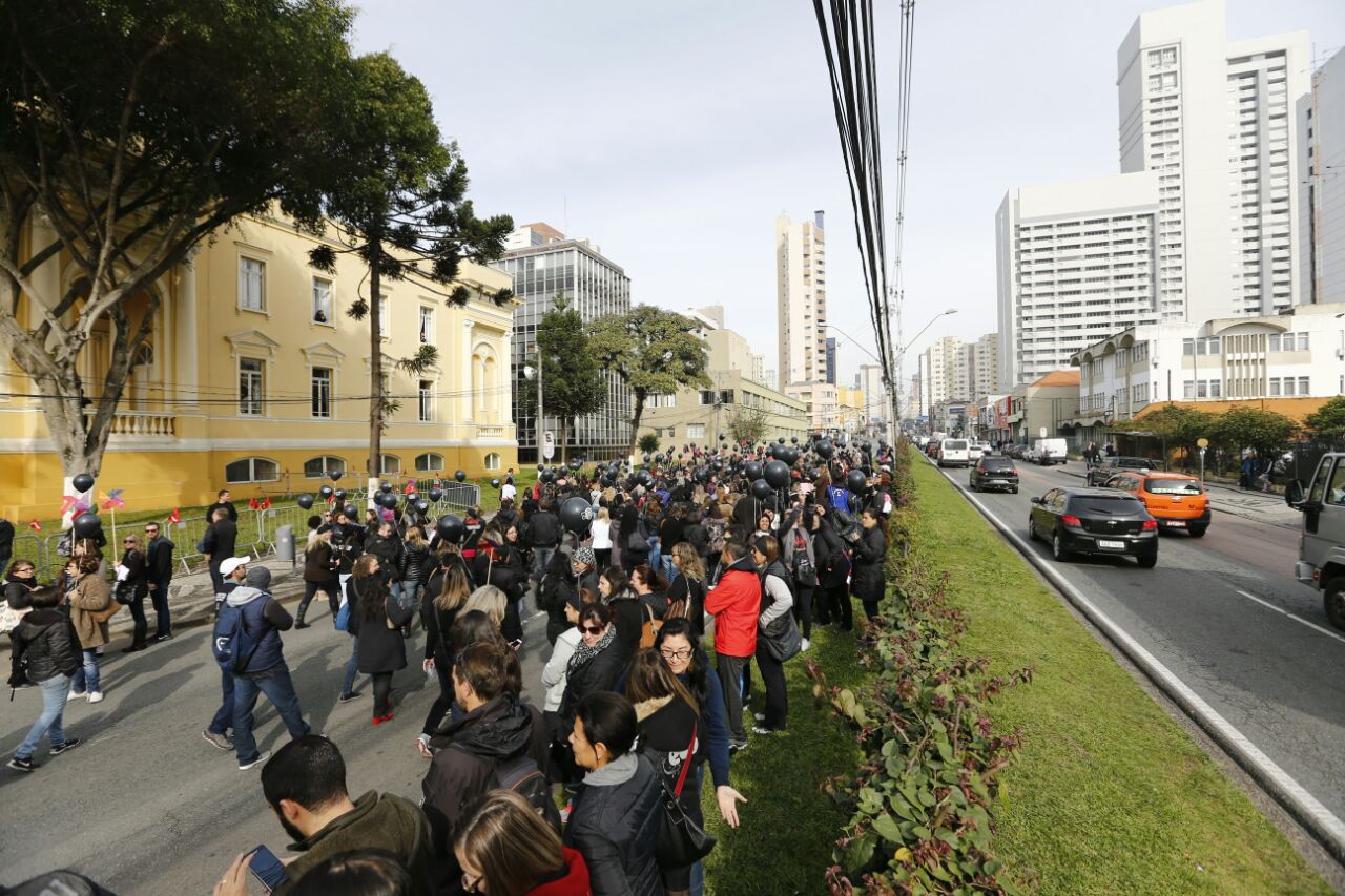 Servidores municipais se concentram nesta segunda-feira em frente à Câmara de Vereadores | Jonathan Campos/