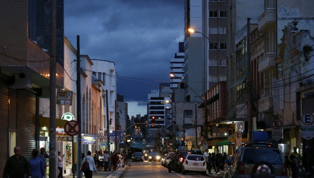 Nuvens negras tomaram o céu de Curitiba e fez “anoitecer” às 17h | Átila Alberti/Tribuna do Paraná