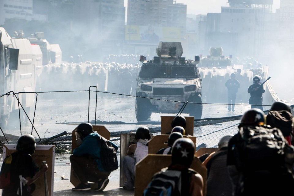 Governo venezuelano reprime violentamente manifestação da oposição em Caracas e faz presos políticos: isso não impede que país tenha vaga no Conselho de Direitos Humanos da ONU | FEDERICO PARRA/AFP