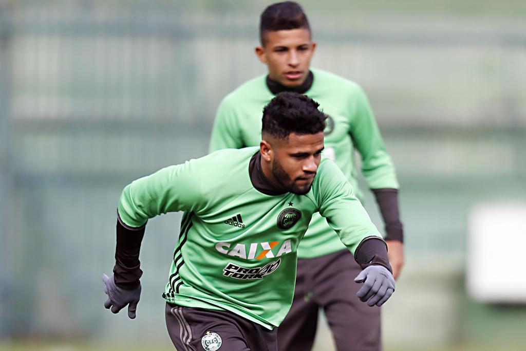 Léo ainda não entrou em campo pelo Coritiba. | Albari Rosa/gazeta do povo