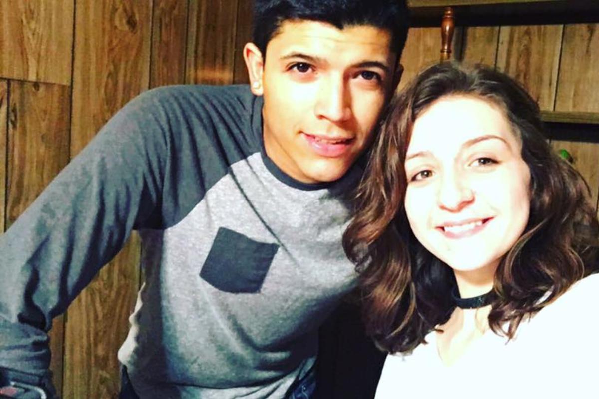 Casal em um momento de intimidade compartilhada nas redes sociais | DivulgaçãoFacebook