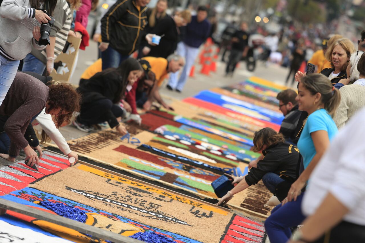Preparação do tapete de Corpus Christi ocupou a manhã toda de quinta-feira (15) | Alexandre Mazzo/