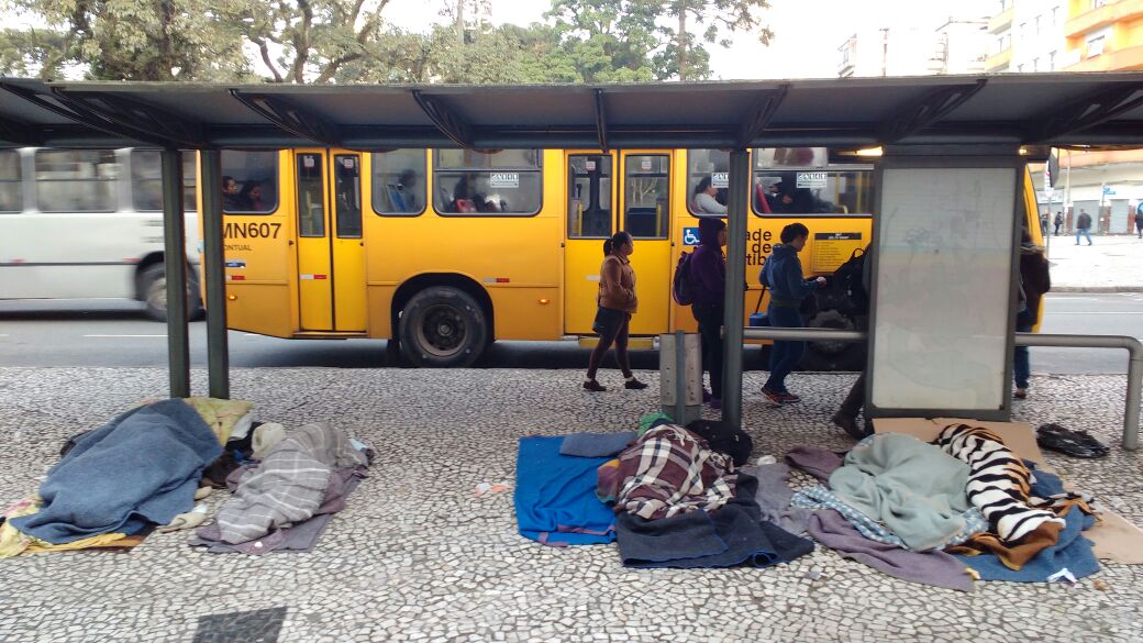 Moradores de rua na Praça Tiradentes, no Centro de Curitiba | Alexandre Mazzo/Gazeta do Povo