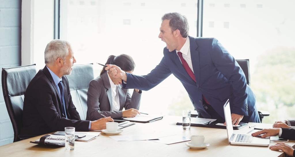 No ambiente de trabalho, a divergência de ideias pode se tornar algo pessoal. | Bigstock/