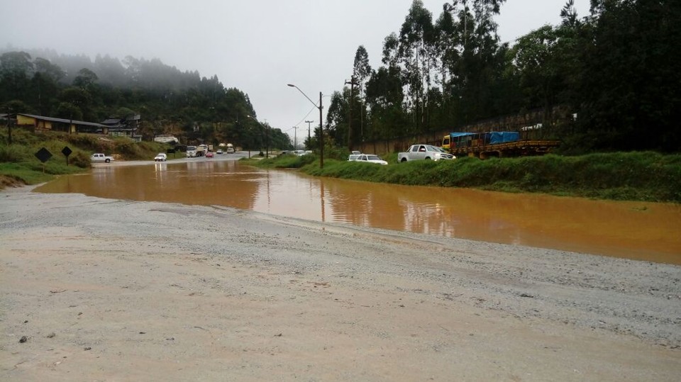 Chuva provoca alagamentos na Rodovia dos Minérios Dois sentidos da PR-092 têm acesso dificultado | Sargento Milani /PRE-PR