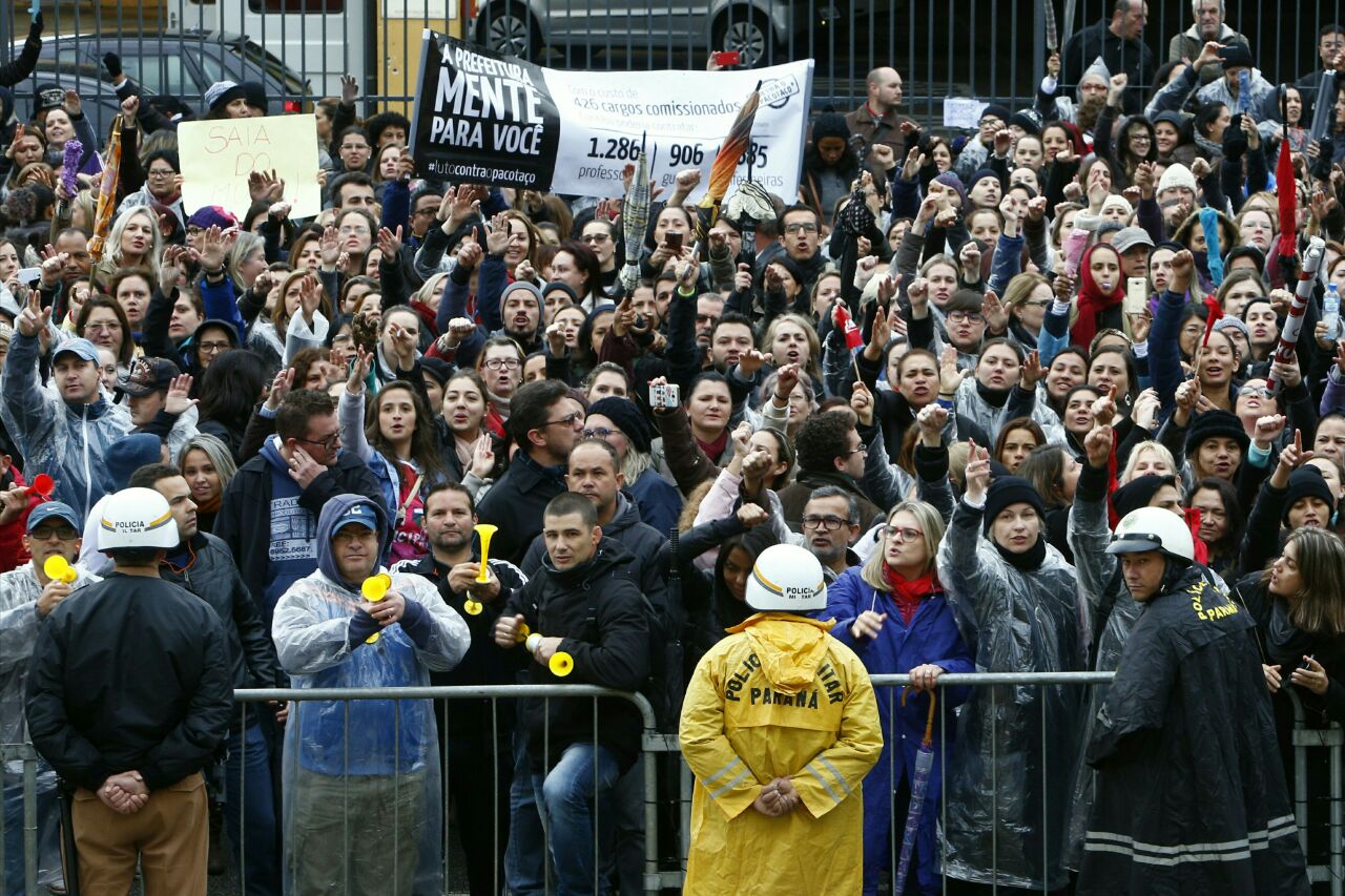 Servidores concentrados na Câmara de Vereadores nesta segunda-feira | Aniele Nascimento/Gazeta do Povo