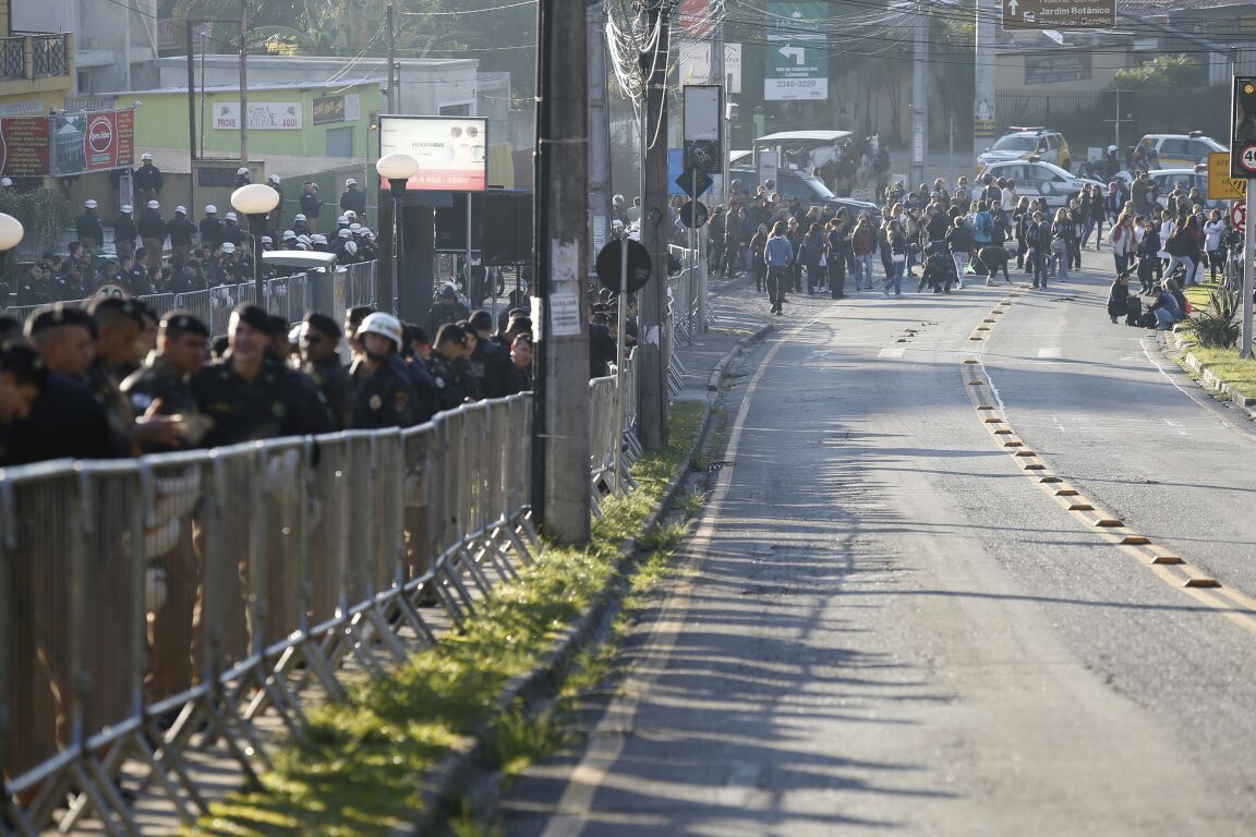 Trânsito impedido e reforço policial nas imediações da Ópera de Arame | Jonathan Campos/Gazeta do Povo