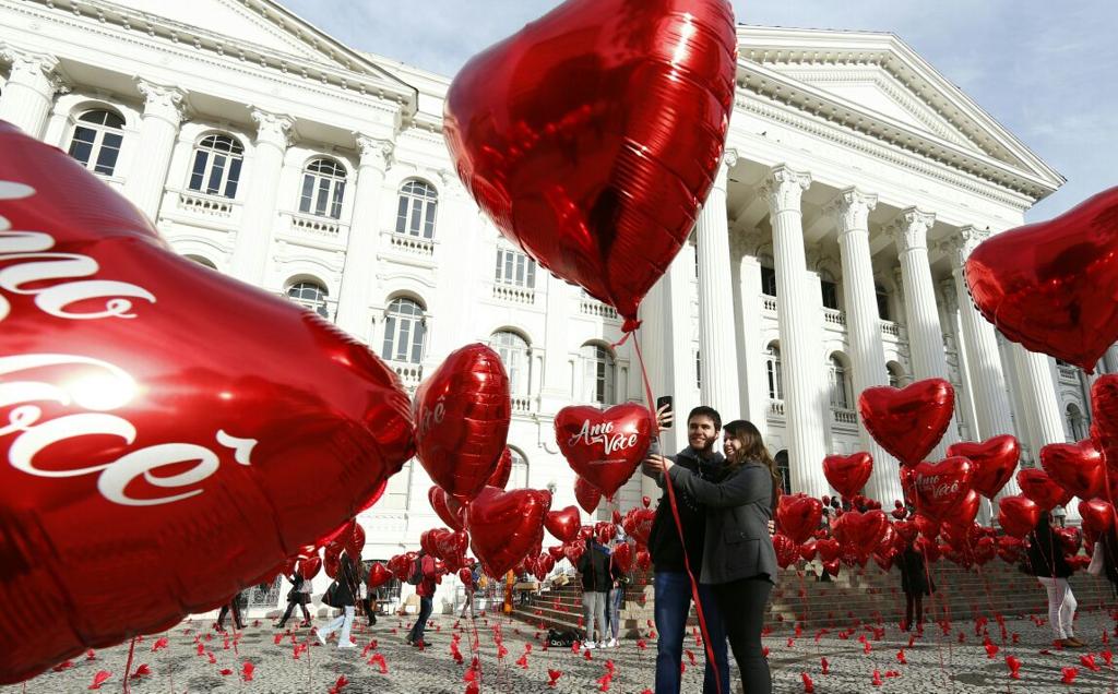 Além de casais, cenário reúne famílias inteiras na praça | Aniele Nascimento/Gazeta do Povo