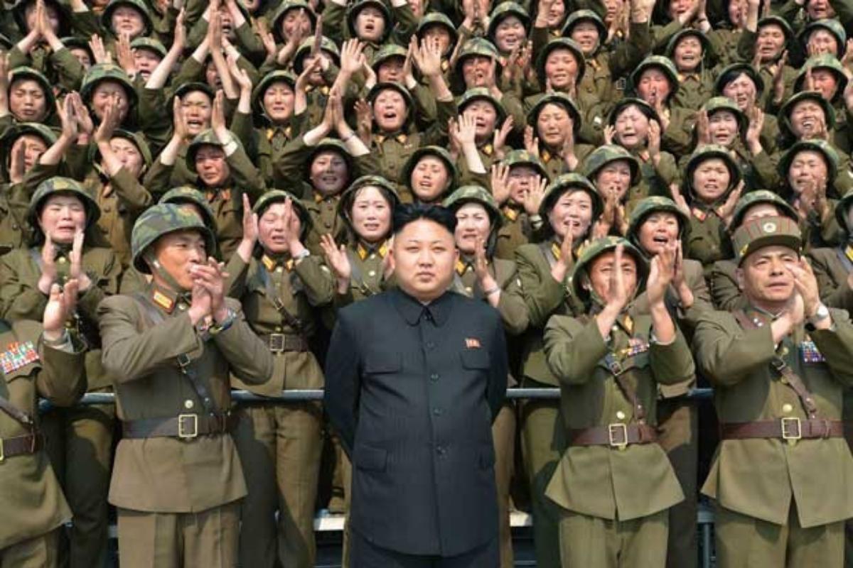 Kim Jong-un posa para foto junto a tropa do exército coreano | KCNAAFP Photo