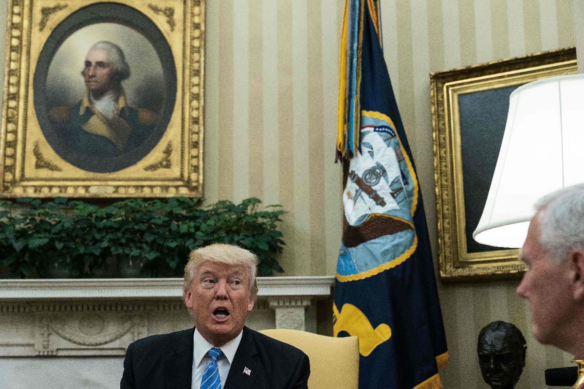 O presidente dos Estados Unidos, Donald Trump, conversa com Petro Poroshenko, presidente da Ucrânia, na Casa Branca, em Washington D.C. | NICHOLAS KAMM/AFP