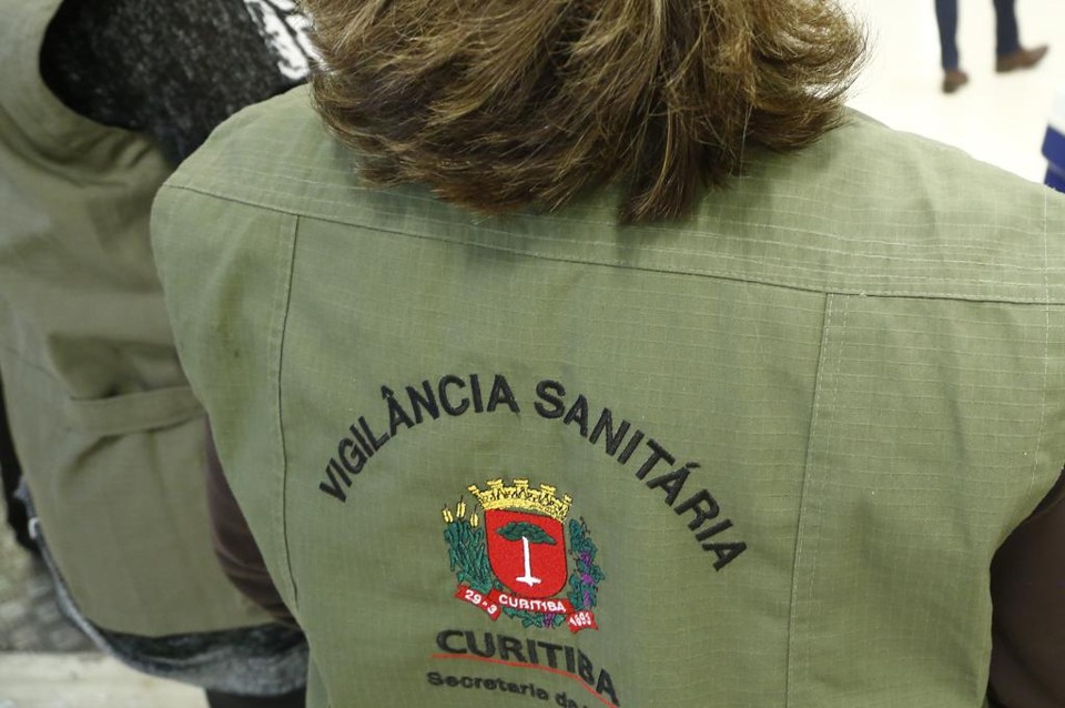 Agentes da Vigilância Sanitária percorrem estabelecimentos suspeitos nesta quinta-feira,com apoio da Polícia Civil | Henry Milleo/Gazeta