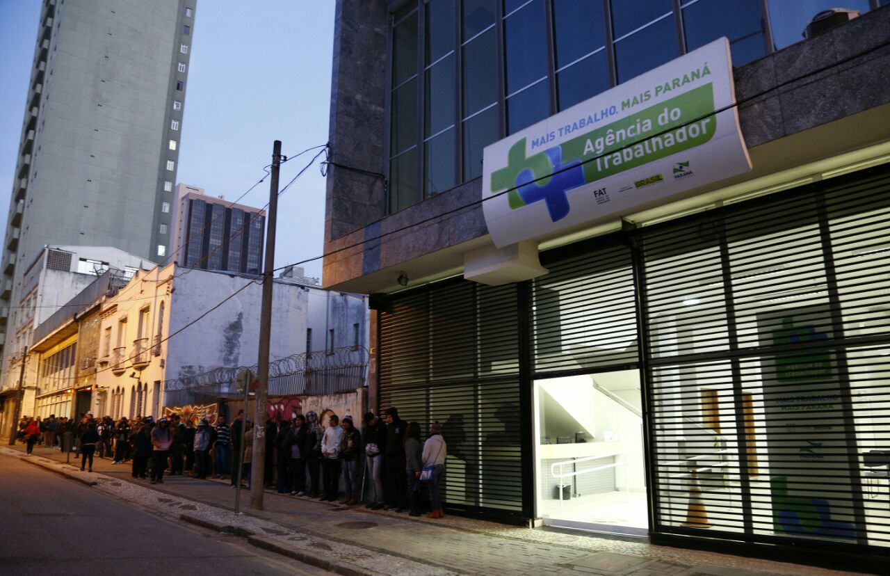 Agência do Trabalhador começou a funcionar em novo endereço já com fila no primeiro dia de atendimento | Aniele Nascimento/