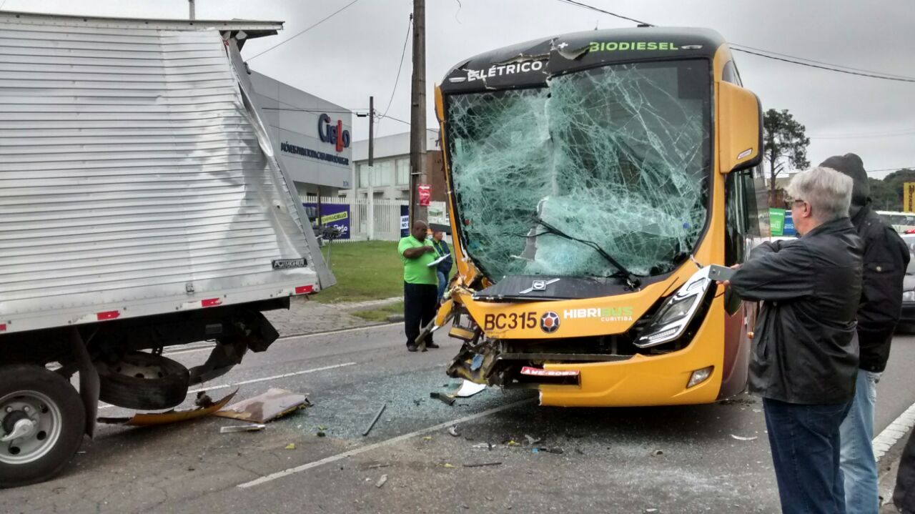 Acidente envolveu dois ônibus , um caminhão e dois carros | Aniele Nascimento/Gazeta do Povo